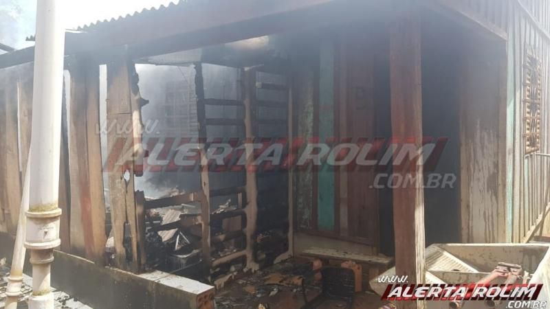 Bombeiros controlam incêndio em residência desabitada no bairro Cidade Alta em Rolim de Moura Bombeiros controlam incêndio em residência desabitada no bairro Cidade Alta em Rolim de Moura