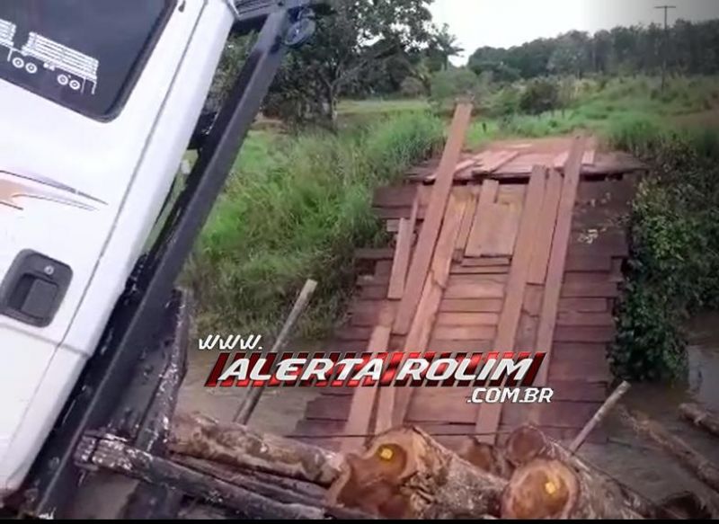 Caminhão cai em rio após ponte ceder na linha 176, lado Norte, em Rolim de Moura Caminhão cai em rio após ponte ceder na linha 176, lado Norte, em Rolim de Moura