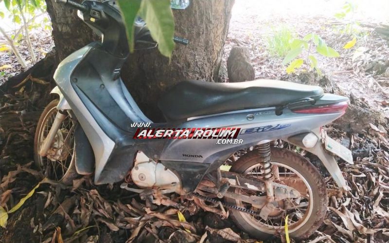 Com a ajuda de denúncia anônima, moto roubada no último domingo é recuperada pela Polícia Militar Com a ajuda de denúncia anônima, moto roubada no último domingo é recuperada pela Polícia Militar