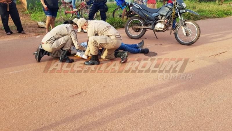 Condutor perde dois dedos do pé após colisão entre duas motos no Bairro Jardim Tropical em Rolim de Moura Condutor perde dois dedos do pé após colisão entre duas motos no Bairro Jardim Tropical em Rolim de Moura