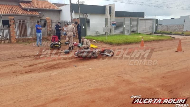 Condutor perde dois dedos do pé após colisão entre duas motos no Bairro Jardim Tropical em Rolim de Moura Condutor perde dois dedos do pé após colisão entre duas motos no Bairro Jardim Tropical em Rolim de Moura