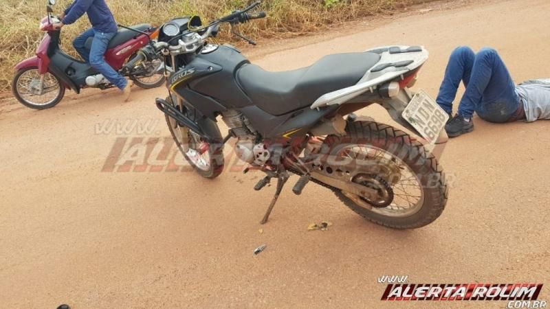Condutor perde dois dedos do pé após colisão entre duas motos no Bairro Jardim Tropical em Rolim de Moura Condutor perde dois dedos do pé após colisão entre duas motos no Bairro Jardim Tropical em Rolim de Moura