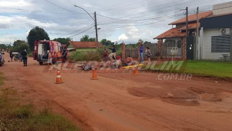 Condutor perde dois dedos do pé após colisão entre duas motos no Bairro Jardim Tropical em Rolim de Moura Condutor perde dois dedos do pé após colisão entre duas motos no Bairro Jardim Tropical em Rolim de Moura