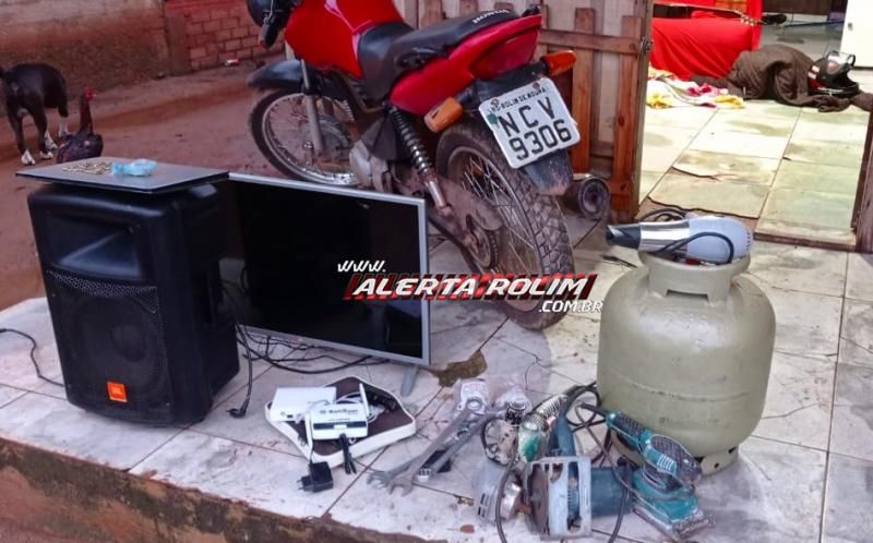 Dois homens acabaram presos pela PM em Rolim de Moura, duas motos furtadas foram recuperadas e outros vários produtos de origem duvidosa foram apreendidos Dois homens acabaram presos pela PM em Rolim de Moura, duas motos furtadas foram recuperadas e outros vários produtos de origem duvidosa foram apreendidos