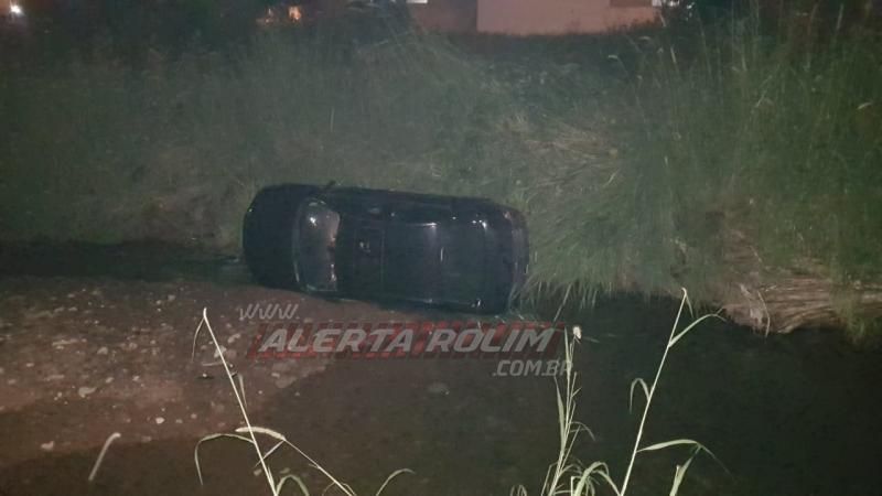 Durante a madrugada, condutor cai com carro dentro de córrego no Centro de Rolim de Moura Durante a madrugada, condutor cai com carro dentro de córrego no Centro de Rolim de Moura