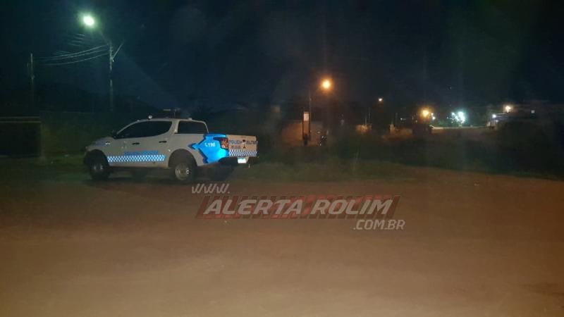 Durante a madrugada, condutor cai com carro dentro de córrego no Centro de Rolim de Moura Durante a madrugada, condutor cai com carro dentro de córrego no Centro de Rolim de Moura