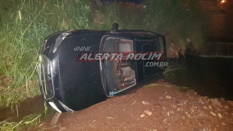 Durante a madrugada, condutor cai com carro dentro de córrego no Centro de Rolim de Moura Durante a madrugada, condutor cai com carro dentro de córrego no Centro de Rolim de Moura