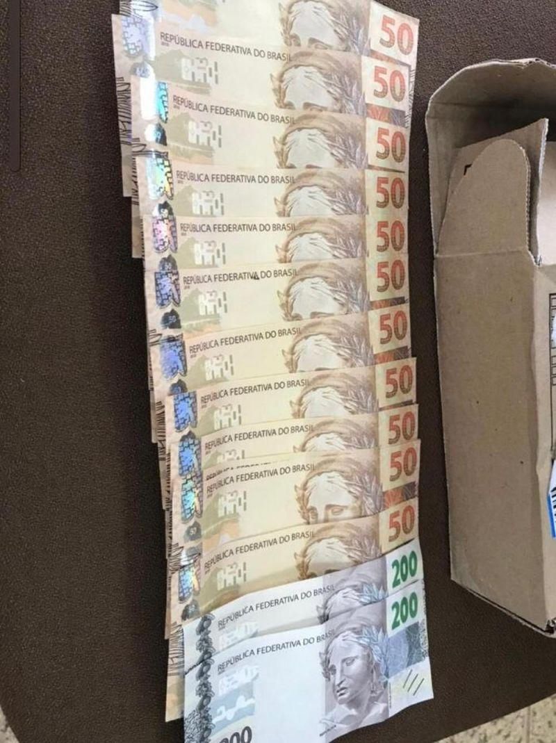 Grupo é detido ao retirar encomenda com R$ 1 mil em notas falsas nos Correios de Vilhena Grupo é detido ao retirar encomenda com R$ 1 mil em notas falsas nos Correios de Vilhena