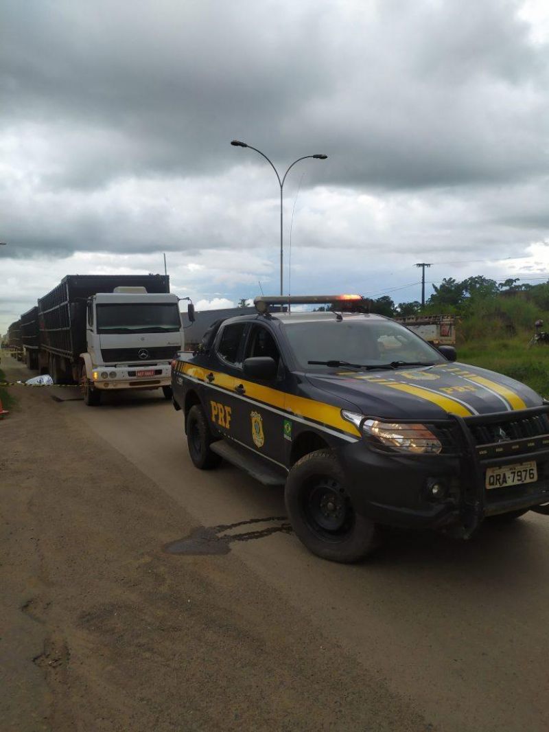 Homem comete suicídio ao se jogar embaixo de caminhão boiadeiro que tinha destino a Rolim de Moura Homem comete suicídio ao se jogar embaixo de caminhão boiadeiro que tinha destino a Rolim de Moura