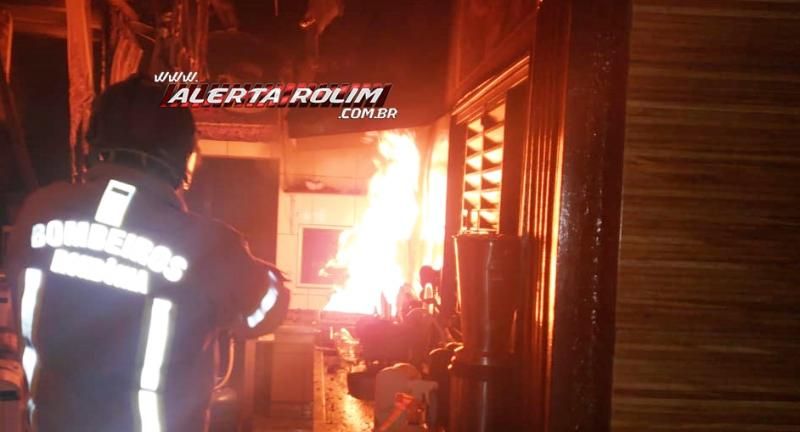 Intervenção rápida dos bombeiros militares evitou que pastelaria fosse completamente destruída pelo fogo em Rolim de Moura - Vídeo Intervenção rápida dos bombeiros militares evitou que pastelaria fosse completamente destruída pelo fogo em Rolim de Moura - Vídeo