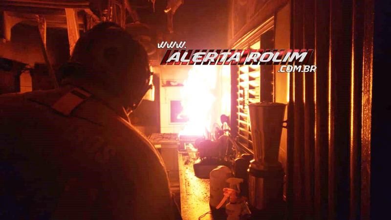 Intervenção rápida dos bombeiros militares evitou que pastelaria fosse completamente destruída pelo fogo em Rolim de Moura - Vídeo Intervenção rápida dos bombeiros militares evitou que pastelaria fosse completamente destruída pelo fogo em Rolim de Moura - Vídeo