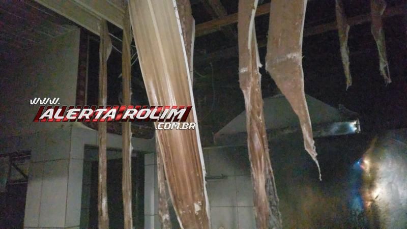 Intervenção rápida dos bombeiros militares evitou que pastelaria fosse completamente destruída pelo fogo em Rolim de Moura - Vídeo Intervenção rápida dos bombeiros militares evitou que pastelaria fosse completamente destruída pelo fogo em Rolim de Moura - Vídeo