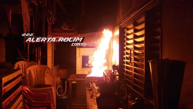 Intervenção rápida dos bombeiros militares evitou que pastelaria fosse completamente destruída pelo fogo em Rolim de Moura - Vídeo Intervenção rápida dos bombeiros militares evitou que pastelaria fosse completamente destruída pelo fogo em Rolim de Moura - Vídeo