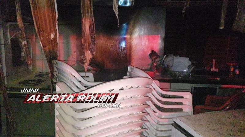 Intervenção rápida dos bombeiros militares evitou que pastelaria fosse completamente destruída pelo fogo em Rolim de Moura - Vídeo Intervenção rápida dos bombeiros militares evitou que pastelaria fosse completamente destruída pelo fogo em Rolim de Moura - Vídeo