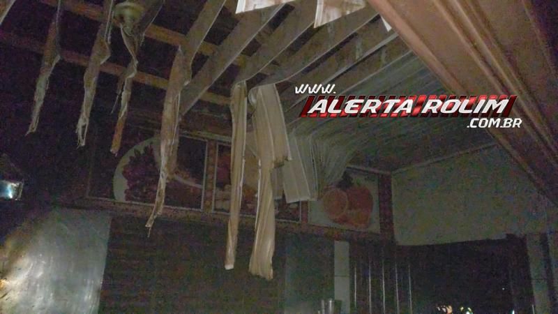 Intervenção rápida dos bombeiros militares evitou que pastelaria fosse completamente destruída pelo fogo em Rolim de Moura - Vídeo Intervenção rápida dos bombeiros militares evitou que pastelaria fosse completamente destruída pelo fogo em Rolim de Moura - Vídeo