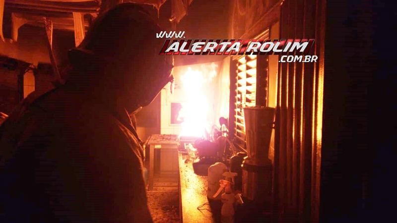 Intervenção rápida dos bombeiros militares evitou que pastelaria fosse completamente destruída pelo fogo em Rolim de Moura - Vídeo Intervenção rápida dos bombeiros militares evitou que pastelaria fosse completamente destruída pelo fogo em Rolim de Moura - Vídeo