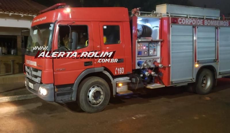 Intervenção rápida dos bombeiros militares evitou que pastelaria fosse completamente destruída pelo fogo em Rolim de Moura - Vídeo Intervenção rápida dos bombeiros militares evitou que pastelaria fosse completamente destruída pelo fogo em Rolim de Moura - Vídeo