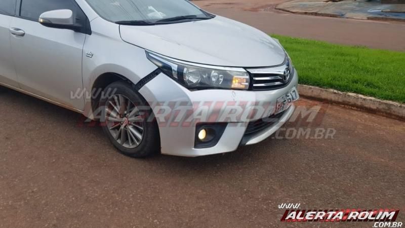 Motociclista é socorrido pelos bombeiros ao atingir carro no Boa Esperança em Rolim de Moura Motociclista é socorrido pelos bombeiros ao atingir carro no Boa Esperança em Rolim de Moura