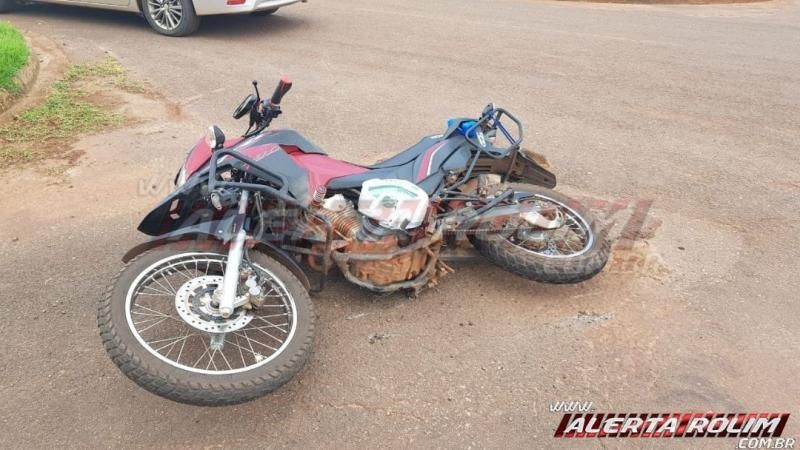 Motociclista é socorrido pelos bombeiros ao atingir carro no Boa Esperança em Rolim de Moura Motociclista é socorrido pelos bombeiros ao atingir carro no Boa Esperança em Rolim de Moura