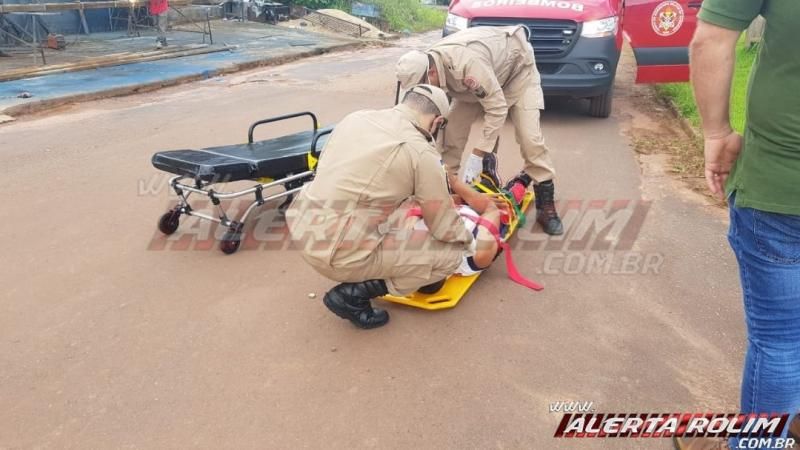 Motociclista é socorrido pelos bombeiros ao atingir carro no Boa Esperança em Rolim de Moura Motociclista é socorrido pelos bombeiros ao atingir carro no Boa Esperança em Rolim de Moura