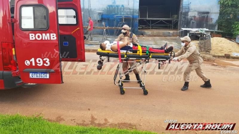 Motociclista é socorrido pelos bombeiros ao atingir carro no Boa Esperança em Rolim de Moura Motociclista é socorrido pelos bombeiros ao atingir carro no Boa Esperança em Rolim de Moura