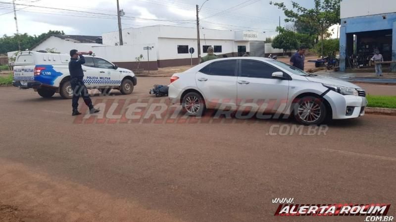 Motociclista é socorrido pelos bombeiros ao atingir carro no Boa Esperança em Rolim de Moura Motociclista é socorrido pelos bombeiros ao atingir carro no Boa Esperança em Rolim de Moura