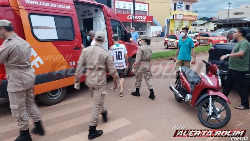 Atualizada - Motociclista menor de idade fratura perna após colidir na traseira de outra moto no Centro de Rolim de Moura Atualizada - Motociclista menor de idade fratura perna após colidir na traseira de outra moto no Centro de Rolim de Moura
