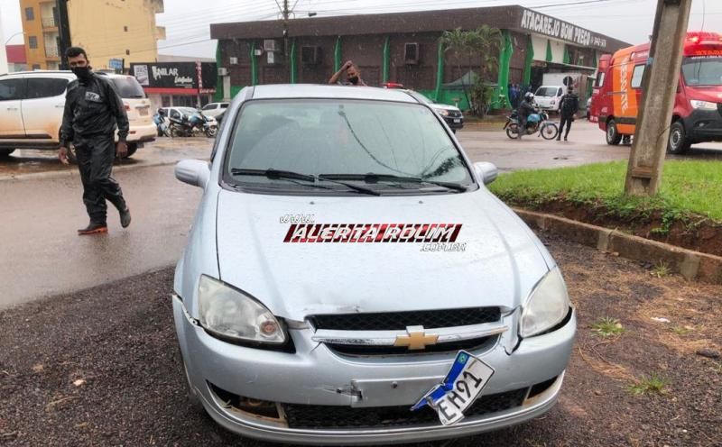 Mototaxista se envolve em acidente ao sofrer colisão com condutora de carro em cruzamento, no centro de Rolim de Moura Mototaxista se envolve em acidente ao sofrer colisão com condutora de carro em cruzamento, no centro de Rolim de Moura