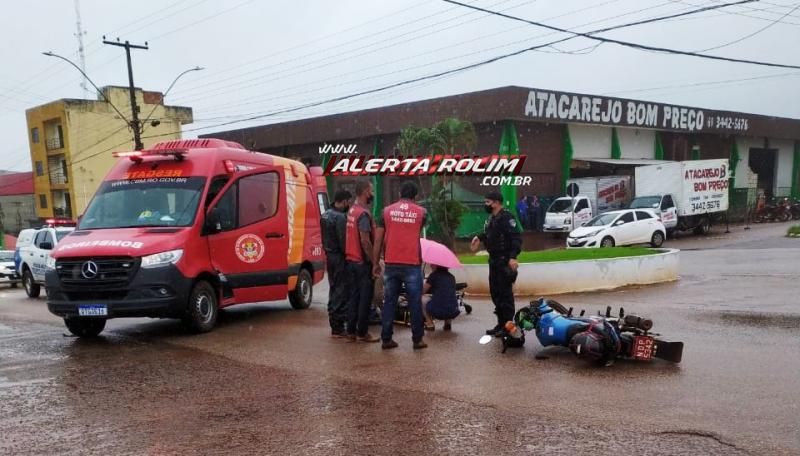 Mototaxista se envolve em acidente ao sofrer colisão com condutora de carro em cruzamento, no centro de Rolim de Moura