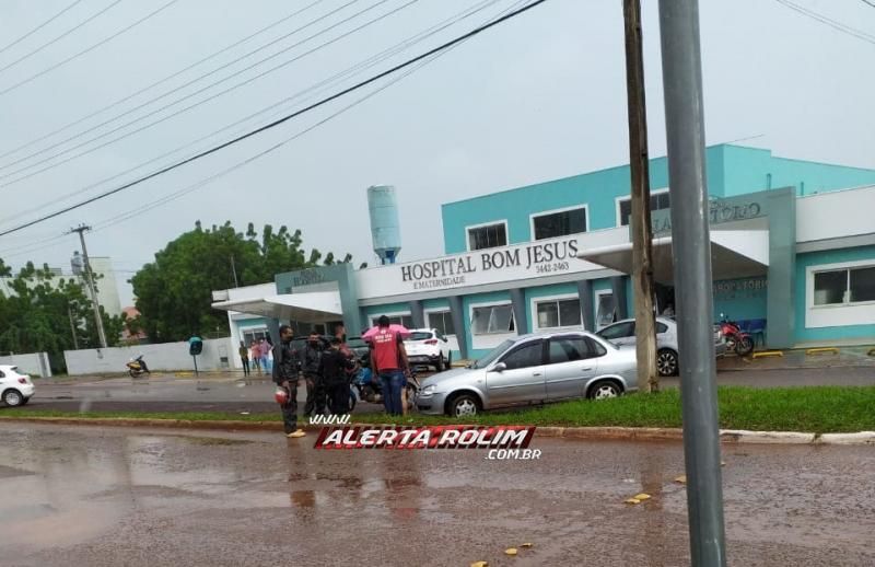 Mototaxista se envolve em acidente ao sofrer colisão com condutora de carro em cruzamento, no centro de Rolim de Moura Mototaxista se envolve em acidente ao sofrer colisão com condutora de carro em cruzamento, no centro de Rolim de Moura