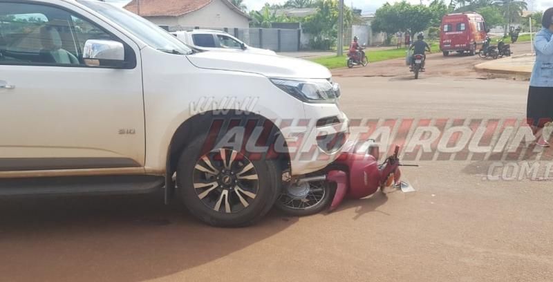 Mulher fica gravemente ferida ao ser atingida por caminhonete no Centro de Rolim de Moura Mulher fica gravemente ferida ao ser atingida por caminhonete no Centro de Rolim de Moura
