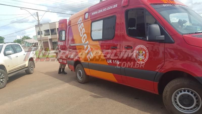 Mulher fica gravemente ferida ao ser atingida por caminhonete no Centro de Rolim de Moura Mulher fica gravemente ferida ao ser atingida por caminhonete no Centro de Rolim de Moura