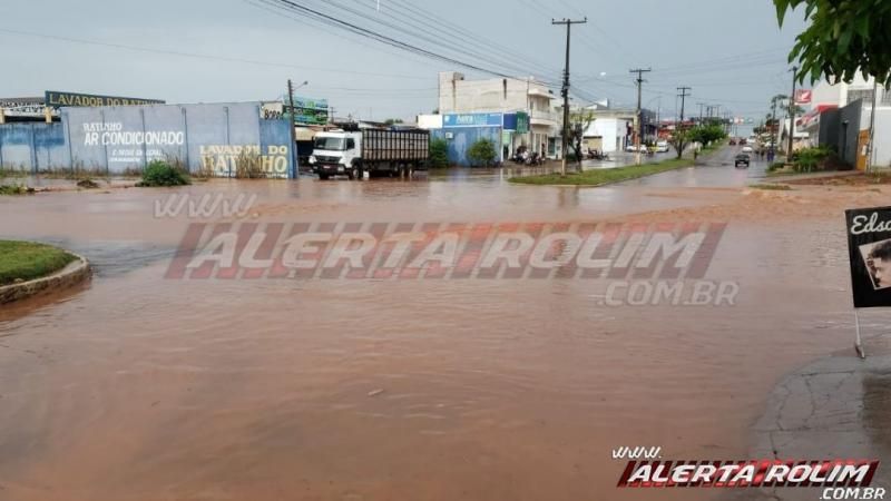 Urgente: Após chuva intensa alguns trechos no centro de Rolim de Moura ficam intransitáveis. Urgente: Após chuva intensa alguns trechos no centro de Rolim de Moura ficam intransitáveis.