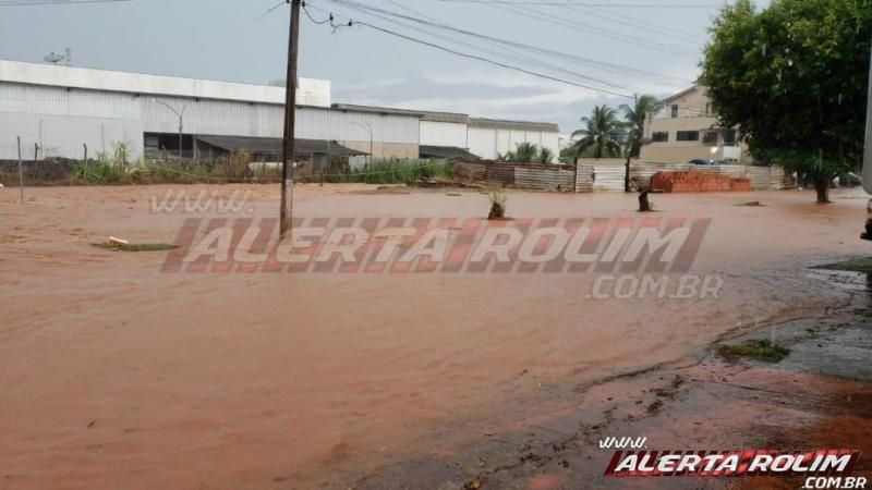 Urgente: Após chuva intensa alguns trechos no centro de Rolim de Moura ficam intransitáveis. Urgente: Após chuva intensa alguns trechos no centro de Rolim de Moura ficam intransitáveis.