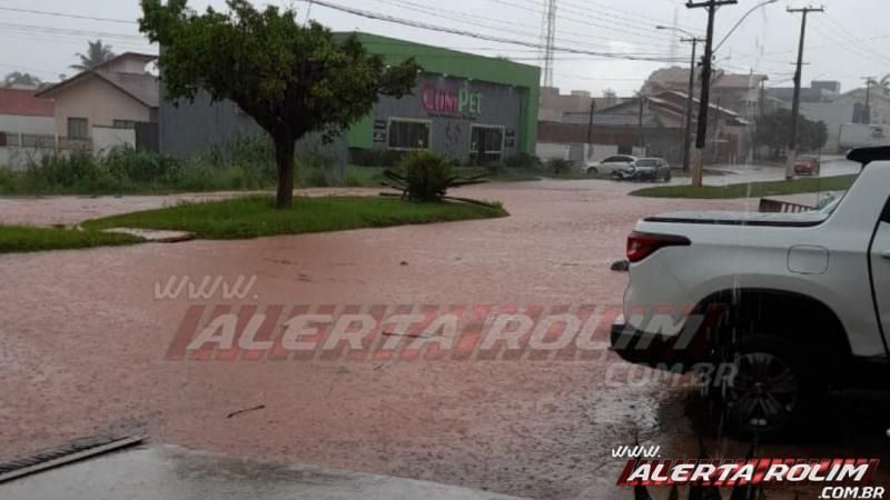 Urgente: Após chuva intensa alguns trechos no centro de Rolim de Moura ficam intransitáveis. Urgente: Após chuva intensa alguns trechos no centro de Rolim de Moura ficam intransitáveis.