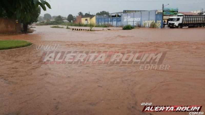 Urgente: Após chuva intensa alguns trechos no centro de Rolim de Moura ficam intransitáveis. Urgente: Após chuva intensa alguns trechos no centro de Rolim de Moura ficam intransitáveis.