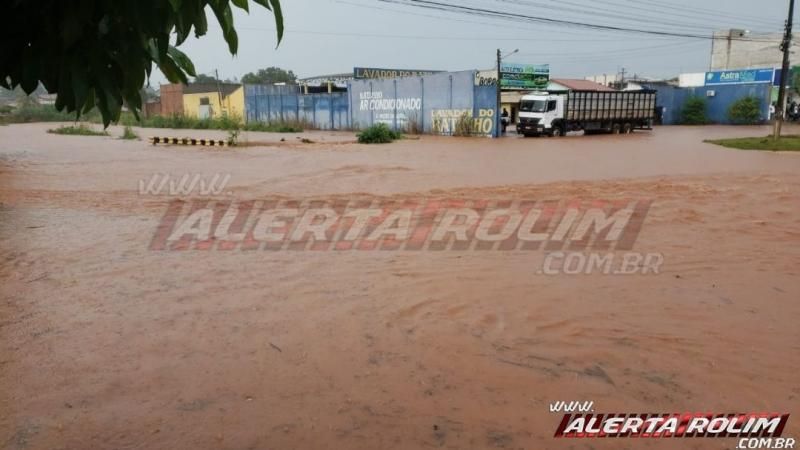 Urgente: Após chuva intensa alguns trechos no centro de Rolim de Moura ficam intransitáveis. Urgente: Após chuva intensa alguns trechos no centro de Rolim de Moura ficam intransitáveis.