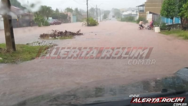Urgente: Após chuva intensa alguns trechos no centro de Rolim de Moura ficam intransitáveis. Urgente: Após chuva intensa alguns trechos no centro de Rolim de Moura ficam intransitáveis.