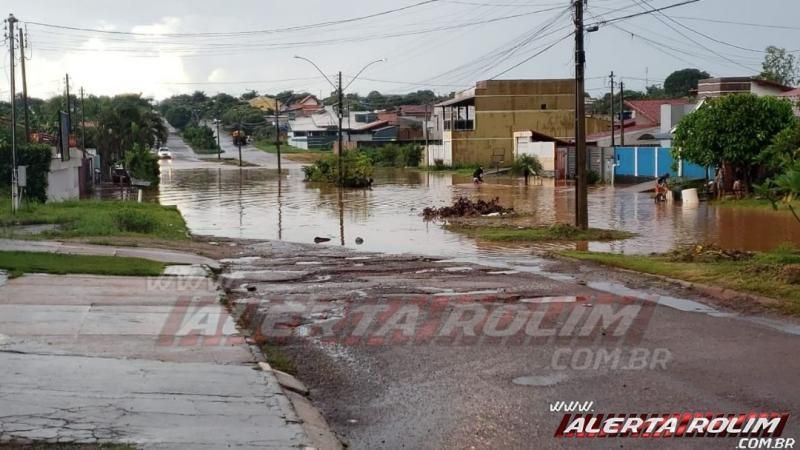 Urgente: Após chuva intensa alguns trechos no centro de Rolim de Moura ficam intransitáveis. Urgente: Após chuva intensa alguns trechos no centro de Rolim de Moura ficam intransitáveis.
