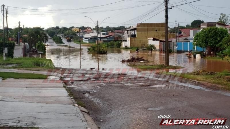 Urgente: Após chuva intensa alguns trechos no centro de Rolim de Moura ficam intransitáveis. Urgente: Após chuva intensa alguns trechos no centro de Rolim de Moura ficam intransitáveis.
