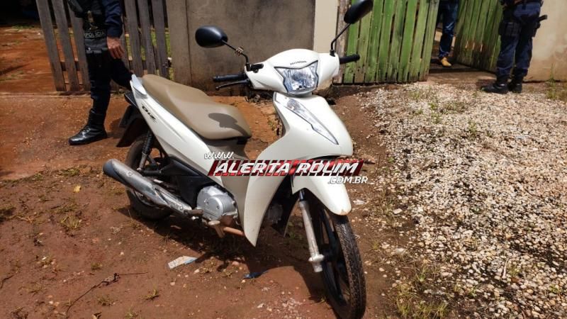 URGENTE – Durante ação rápida da PM, veículo roubado é recuperado e um suspeito foi preso URGENTE – Durante ação rápida da PM, veículo roubado é recuperado e um suspeito foi preso