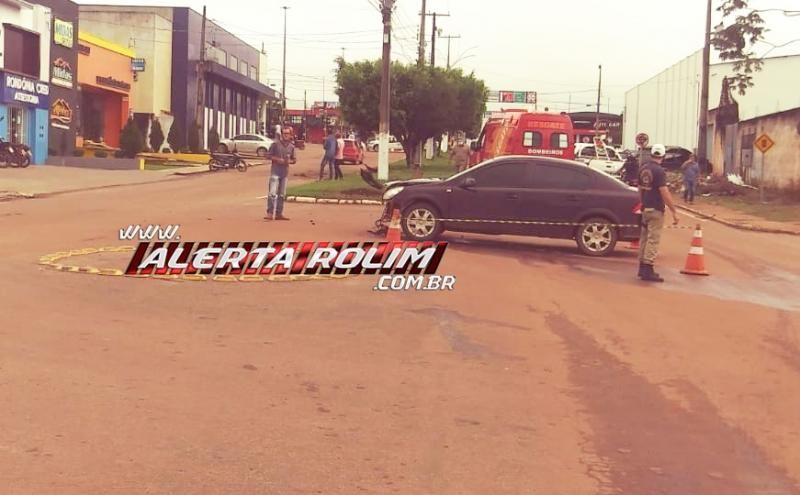 Veículo de aplicativo é atingido por outro automóvel em cruzamento, no centro de Rolim de Moura Veículo de aplicativo é atingido por outro automóvel em cruzamento, no centro de Rolim de Moura