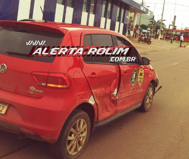 Veículo de aplicativo é atingido por outro automóvel em cruzamento, no centro de Rolim de Moura Veículo de aplicativo é atingido por outro automóvel em cruzamento, no centro de Rolim de Moura