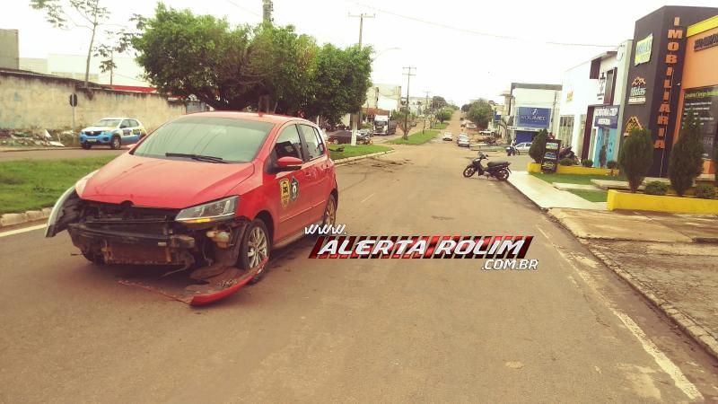 Veículo de aplicativo é atingido por outro automóvel em cruzamento, no centro de Rolim de Moura Veículo de aplicativo é atingido por outro automóvel em cruzamento, no centro de Rolim de Moura