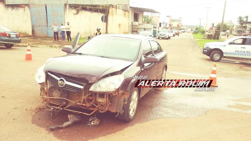 Veículo de aplicativo é atingido por outro automóvel em cruzamento, no centro de Rolim de Moura Veículo de aplicativo é atingido por outro automóvel em cruzamento, no centro de Rolim de Moura