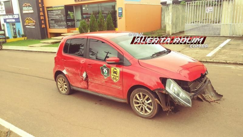 Veículo de aplicativo é atingido por outro automóvel em cruzamento, no centro de Rolim de Moura Veículo de aplicativo é atingido por outro automóvel em cruzamento, no centro de Rolim de Moura