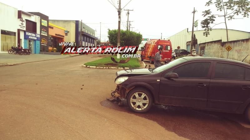 Veículo de aplicativo é atingido por outro automóvel em cruzamento, no centro de Rolim de Moura Veículo de aplicativo é atingido por outro automóvel em cruzamento, no centro de Rolim de Moura