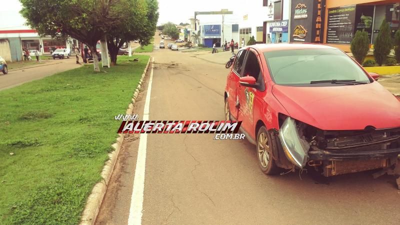 Veículo de aplicativo é atingido por outro automóvel em cruzamento, no centro de Rolim de Moura Veículo de aplicativo é atingido por outro automóvel em cruzamento, no centro de Rolim de Moura