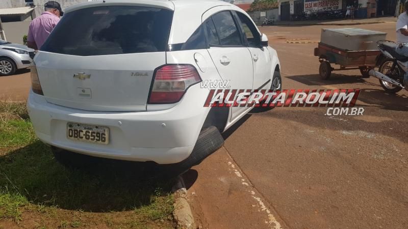 Veículo tomba após ser atingido por caminhonete no Centro de Rolim de Moura Veículo tomba após ser atingido por caminhonete no Centro de Rolim de Moura