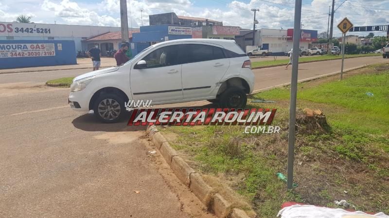 Veículo tomba após ser atingido por caminhonete no Centro de Rolim de Moura Veículo tomba após ser atingido por caminhonete no Centro de Rolim de Moura